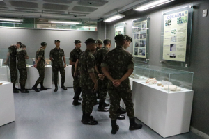 Escola de Comunicações do Exército estiveram na Escola Superior de Polícia Civil, onde assistiram palestra sobre prevenção ao uso de drogas.